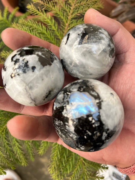 Bola de piedra lunar arcoíris natural, gema pulida a mano de 50 mm, herramienta de meditación serena, regalo considerado para buscadores espirituales