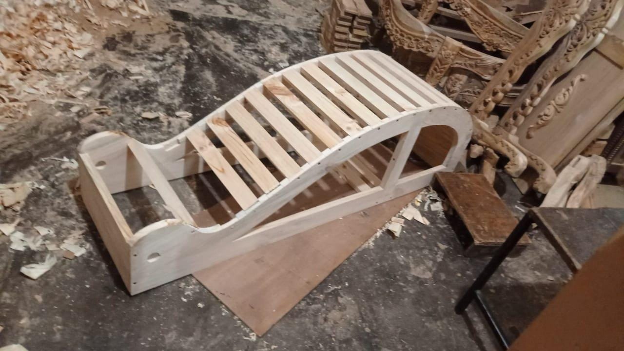 Banco de yoga de madera dura artesanal: Inversor de espalda Viparit Dandasan
